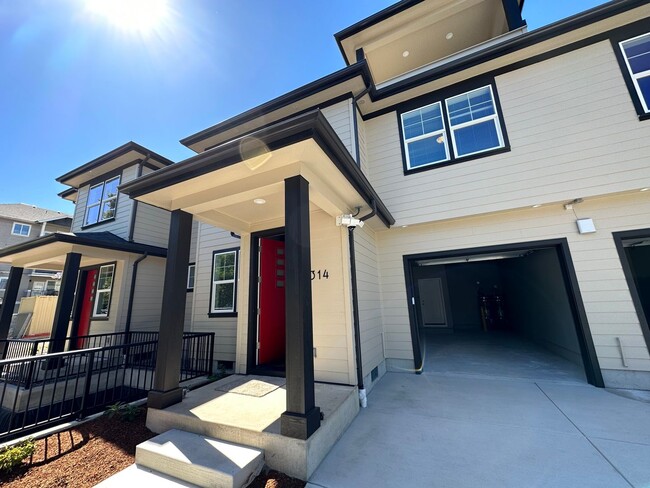 Building Photo - New 5 Bedroom / 5.5 Bath Townhome w/ A/C i...