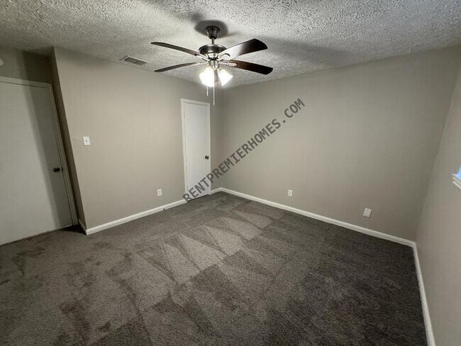 Building Photo - 3214 Three Pines Dr