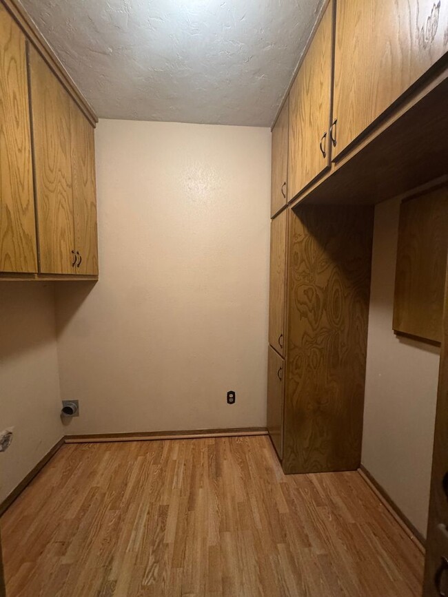 Building Photo - Adorable 4bedrooms 2bathrooms 2car garage CH/A