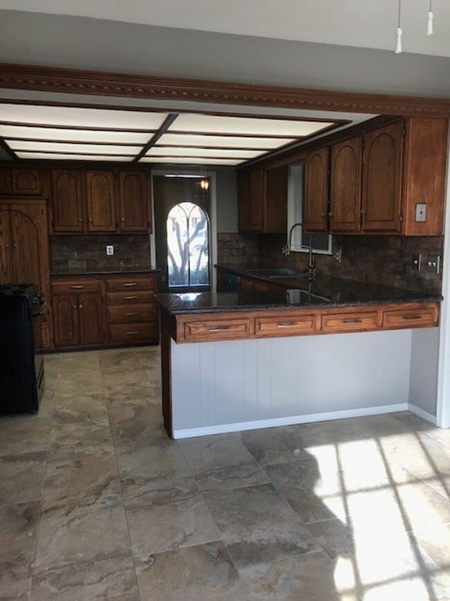 Building Photo - Newly Updated - Granite Counters - 4 Bd/3 Ba - Spacious