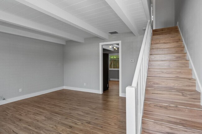 Building Photo - 1141-1161 Oak Avenue