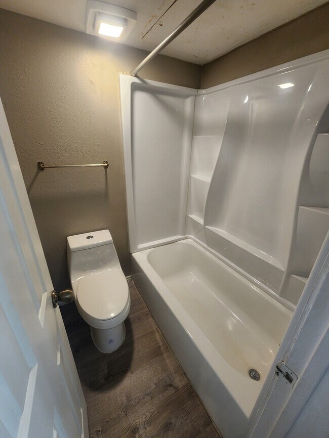 Building Photo - 1 bed 1.5 bath at Sagewood Condominiums, 2...