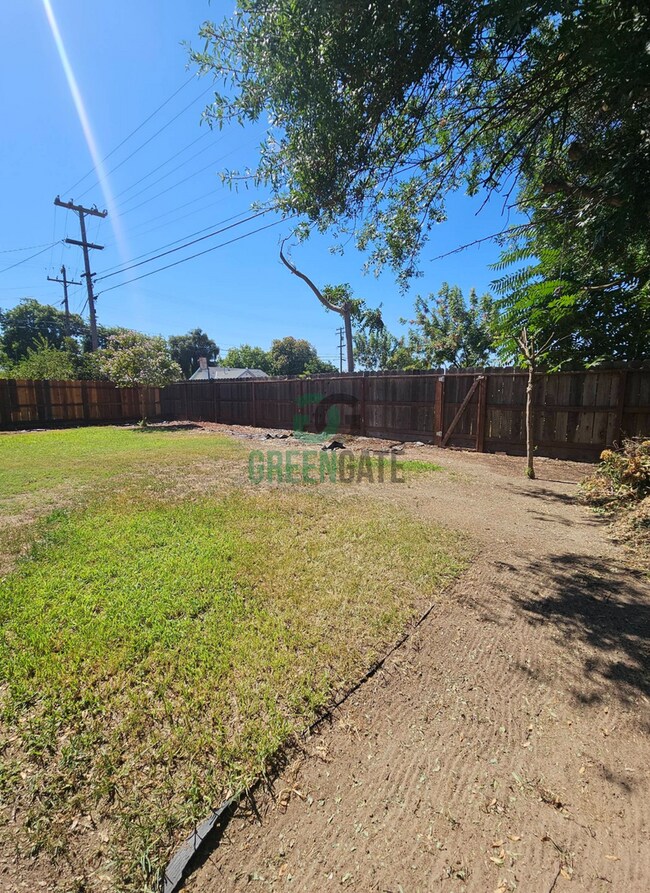 Building Photo - NOW AVAILABLE! 3 Bedroom, 1 Bathroom Home ...