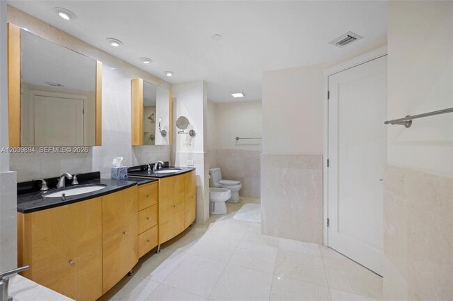 Building Photo - 20191 E Country Club Dr