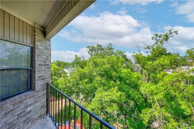 Building Photo - Furnished 1x1 North Campus Apartment on Guad