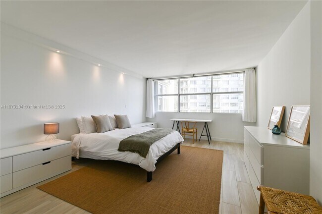 Building Photo - 1420 Brickell Bay Dr