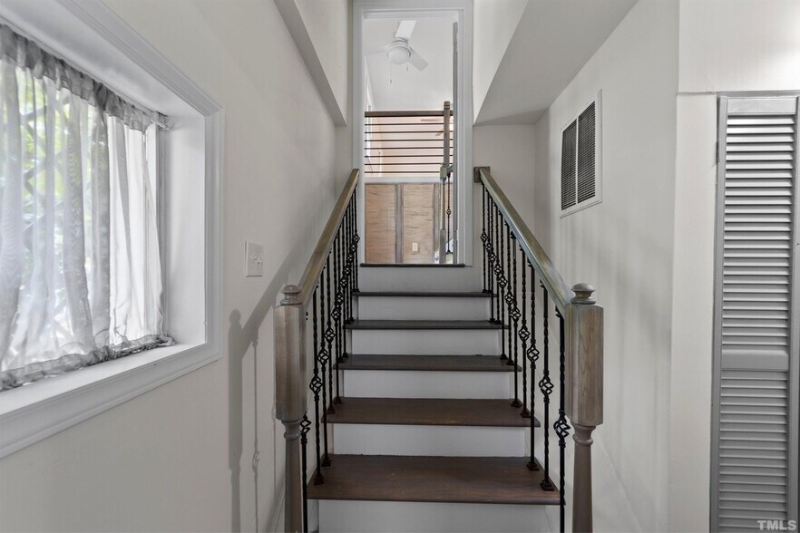 Building Photo - Room in Single Family Home on Buckingham Rd