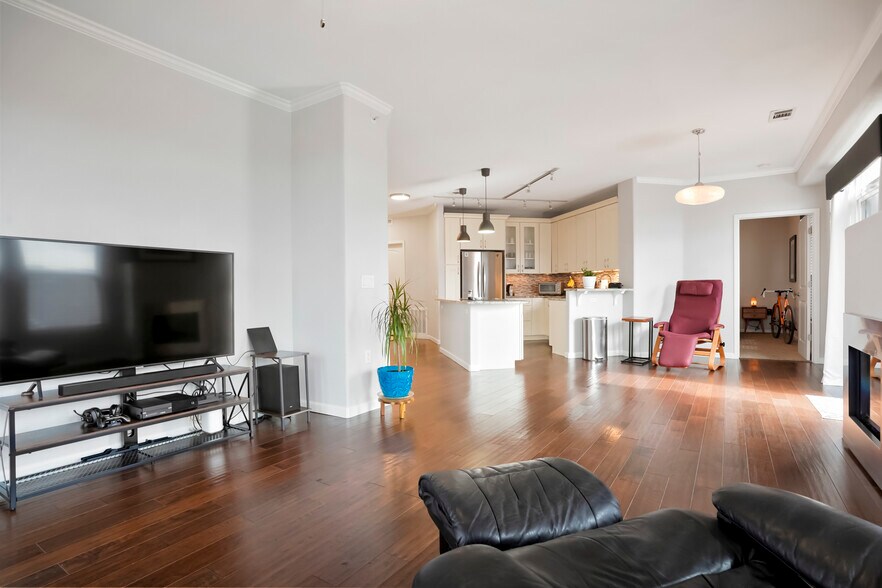 Building Photo - 10184 Park Meadows Dr