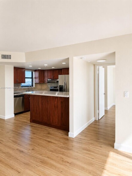 Building Photo - 555 NE 30th St