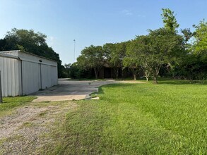 Building Photo - 772 Riverside Dr