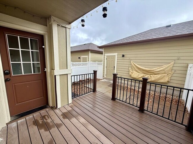 Building Photo - This townhome-style condo truly has it all!