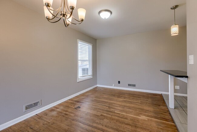 Building Photo - 4 Bedroom Westside Ranch!!