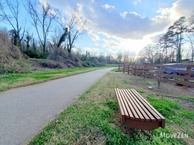 Building Photo - 275 Vanderbilt Rd