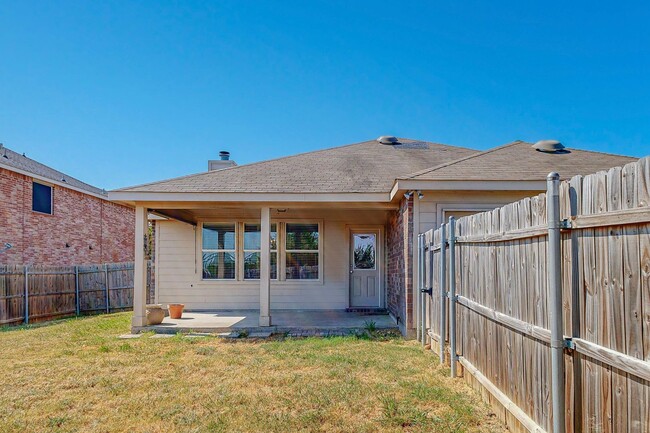 Building Photo - Charming Three-Bedroom Home in the Heart o...