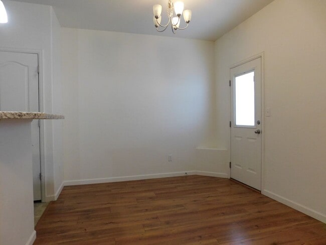 Building Photo - Condo Close to Shopping