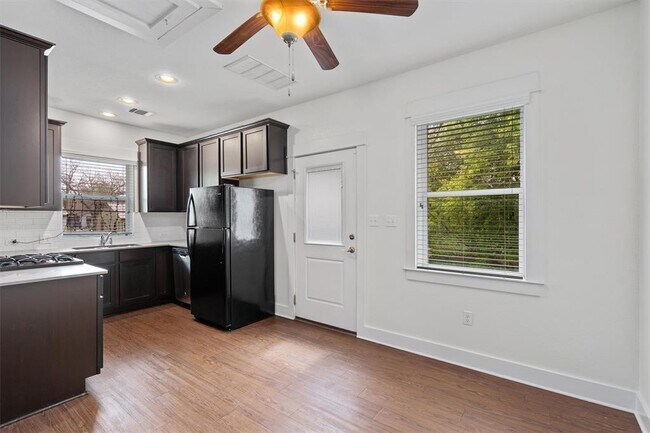 Building Photo - 5407 Link Ave