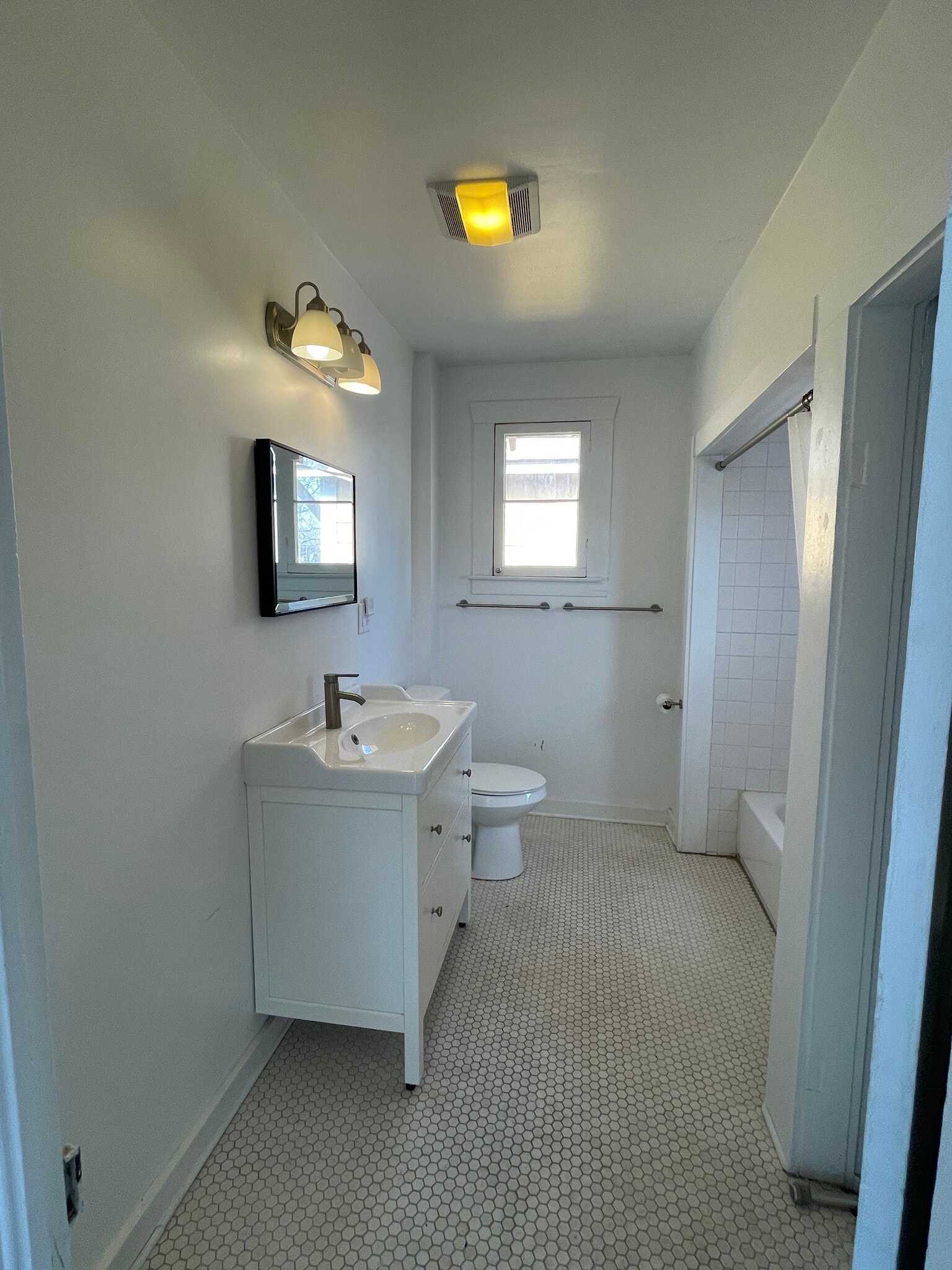 Building Photo - 1820 N Comal