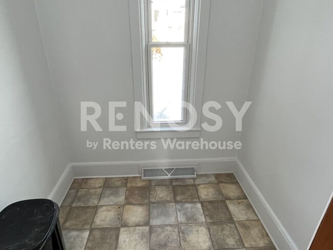Building Photo - 4BD/2BA in Newport Available Now!