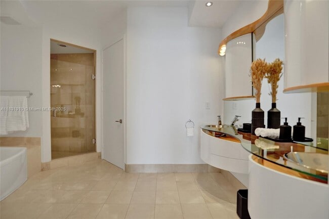 Building Photo - 18101 Collins Ave