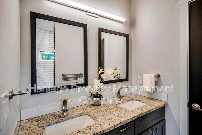 Building Photo - 1417 E Crockett St