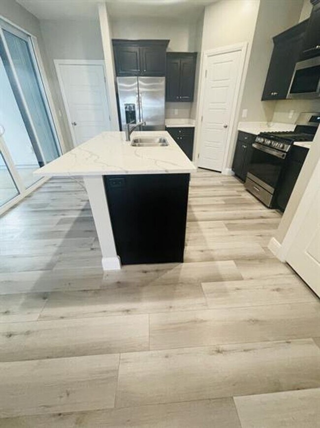 Building Photo - Desert Color Townhome!