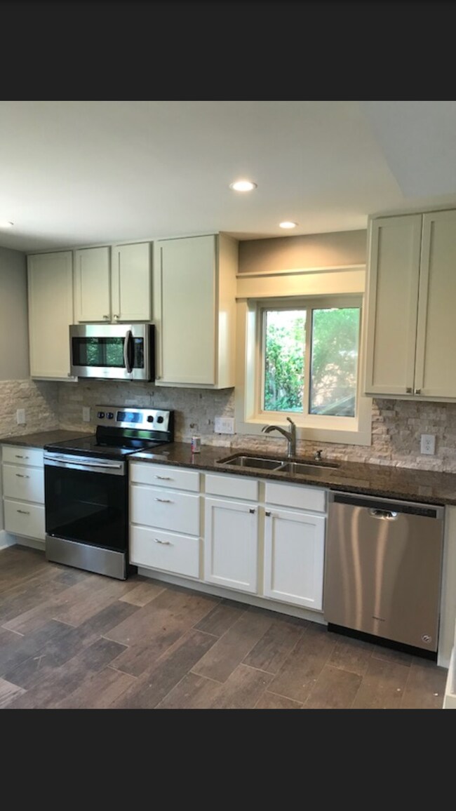 Building Photo - 1565 Bluebird Ln