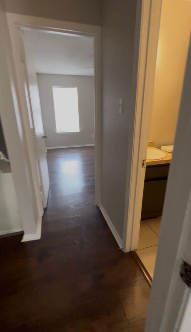 Building Photo - Gated & Affordable-Move in special!