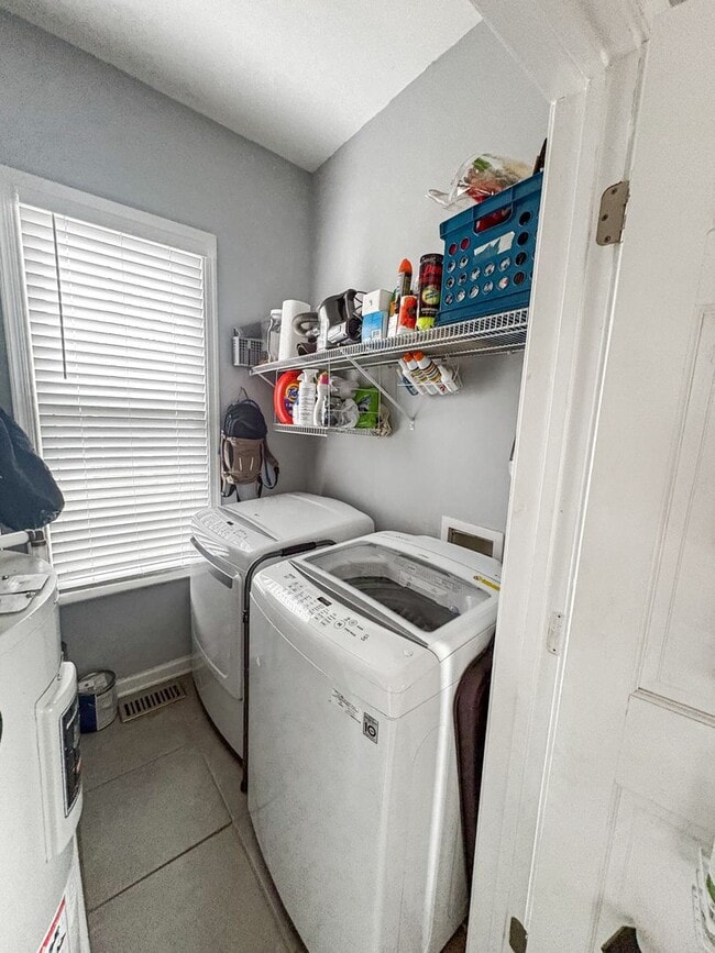 Building Photo - Spacious 3 Bedroom in Richmond