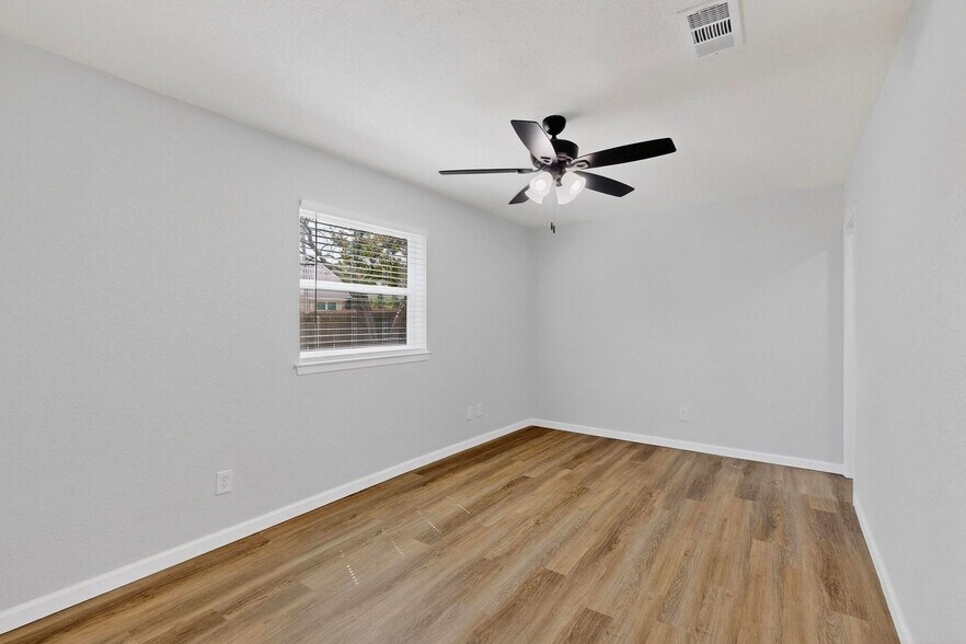 Building Photo - 903 Ravenswood Dr