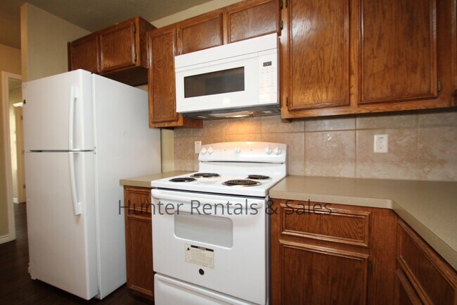 Building Photo - Spacious Duplex