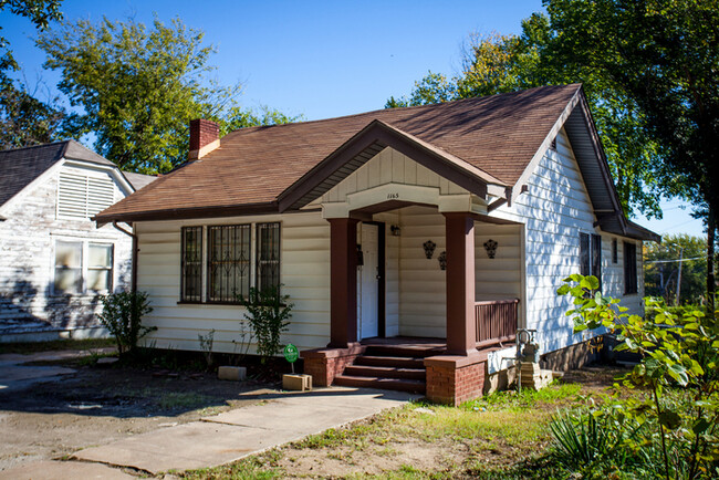 Building Photo - 2/1.5 Near Downtown! Feel Right At Home!