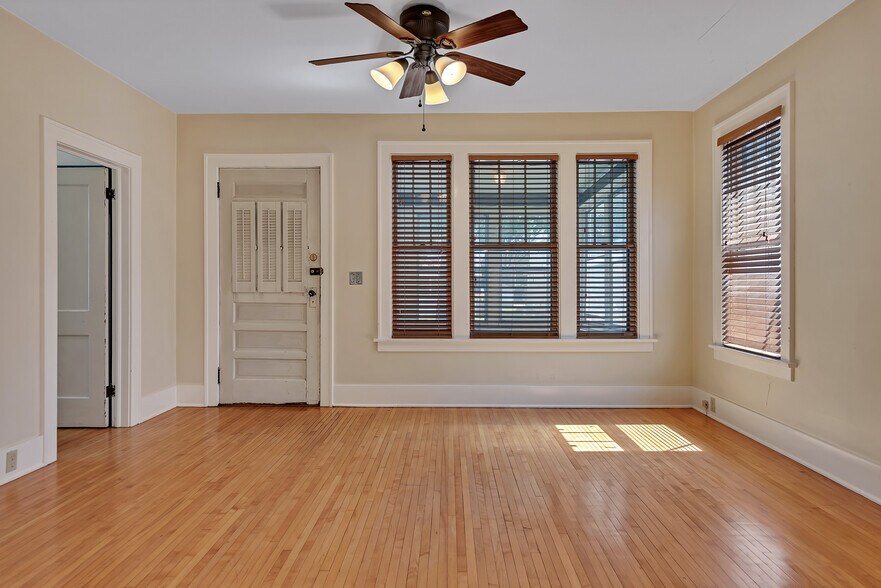 Spacious Sunny Living Room - 1015 18th Ave SE