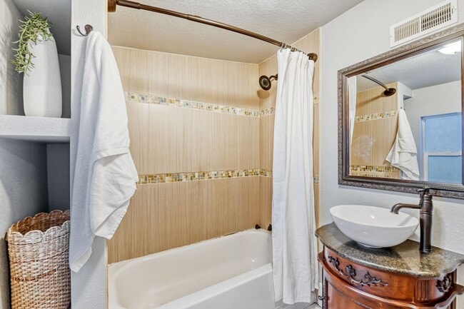 Building Photo - Updated Historic 5BR Near Downtown Denver & Light Rail! June Move-in Special!