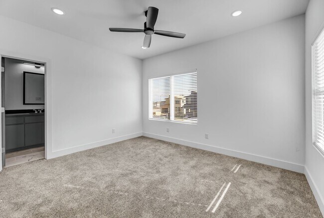Building Photo - MOVE IN SPECIALS
