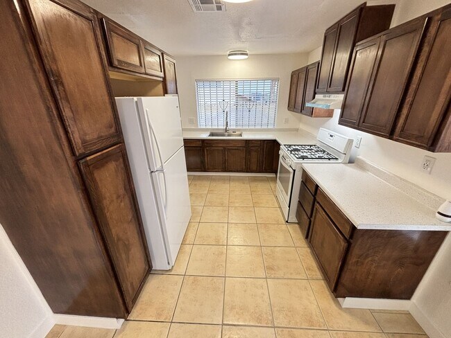 Building Photo - Newly Renovated 3bed/3Bath W/ private studio located in E. Las Vegas