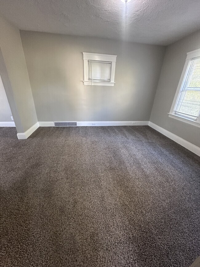 Building Photo - 8009 Vineyard Ave