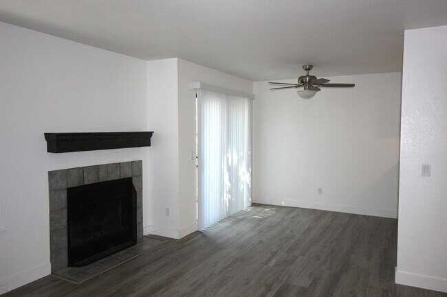 Building Photo - 2 Bedroom Condo For Rent