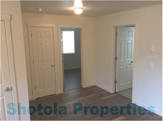 Building Photo - 909 W 4th Ave