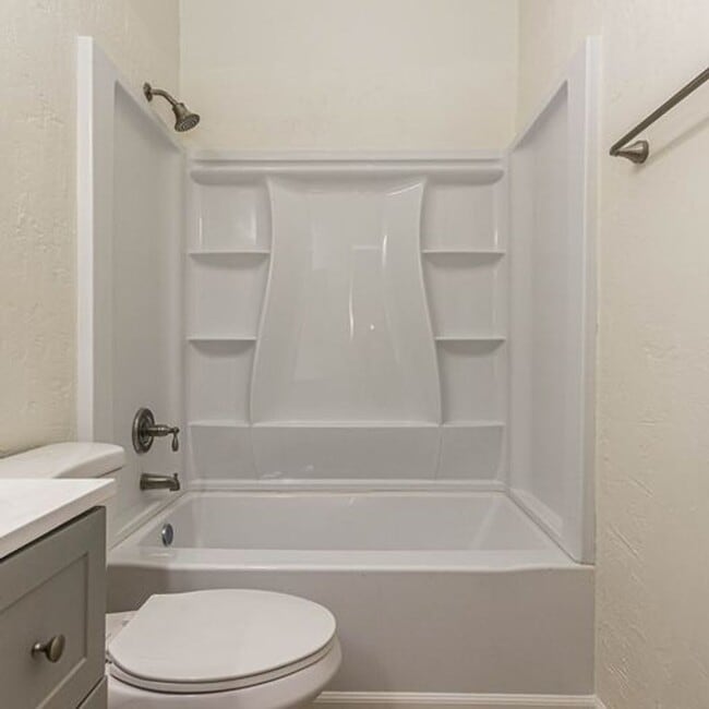 Building Photo - 610 E Waverly St