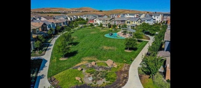 Building Photo - Gorgeous 4 Bed/4 Bath End Unit Condo with ...