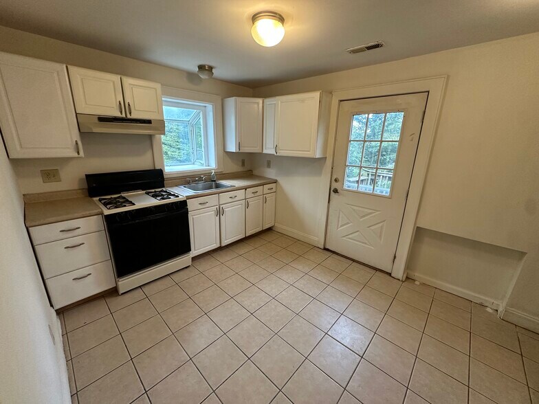 Building Photo - 212 Jackson Ave