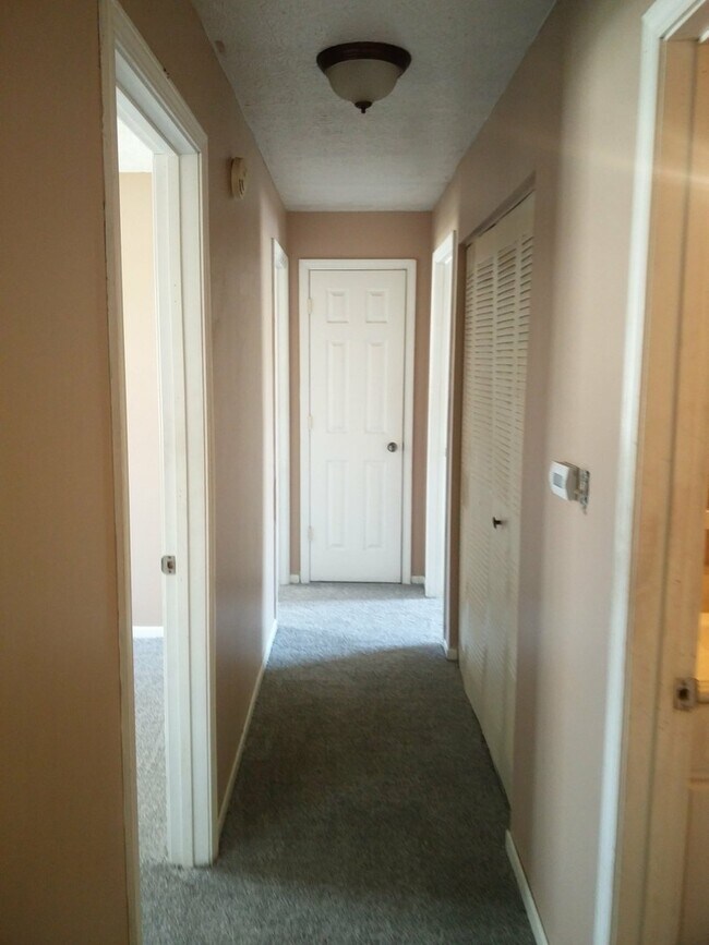 Building Photo - Great 3 bedroom, 1.5 bath home with one car attached garage in Decatur Township
