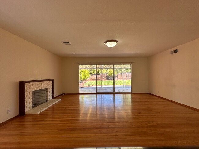 Building Photo - Updated 3/2 SFR w/ AC, BIG yard, move in r...