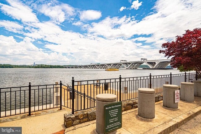 Building Photo - 17 Alexander St