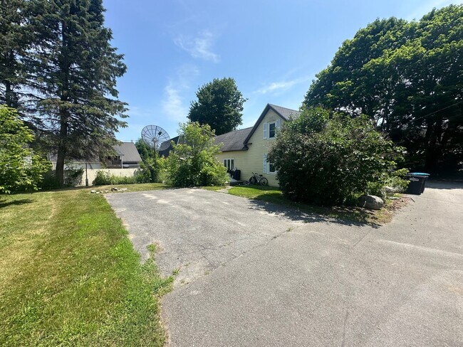 Building Photo - Spacious 4–5 Bedroom Home on French Island – Old Town