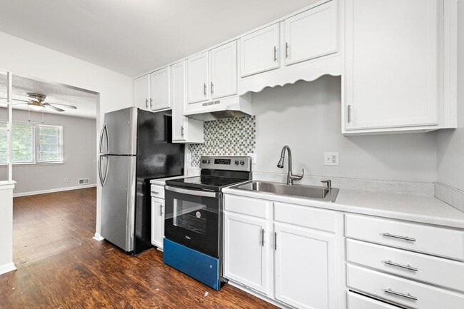 Building Photo - Beautifully Updated 1/2 Duplex in Prime Kansas City Location!