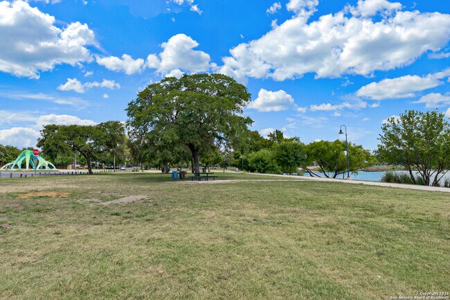 Building Photo - 3323 W Woodlawn Ave