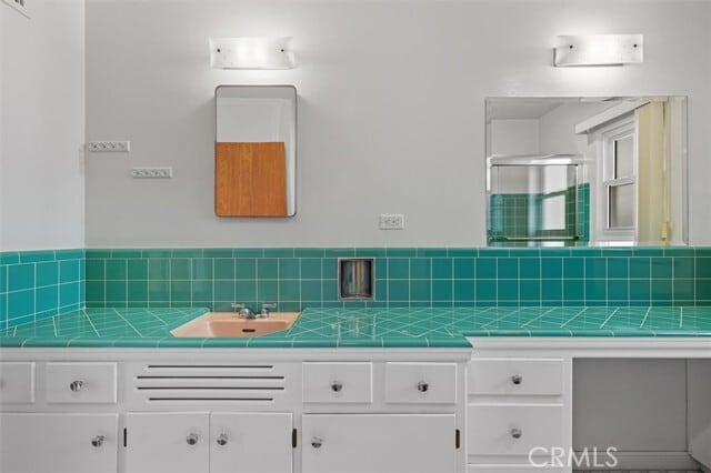 Building Photo - 3644 S Cabrillo Ave