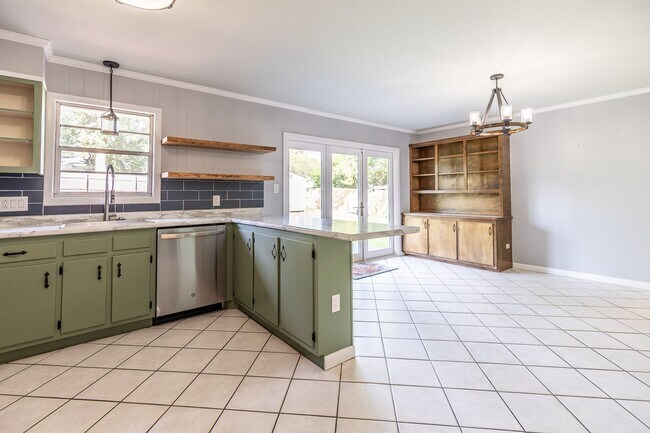 Building Photo - 559 Marsim Dr