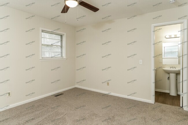 Building Photo - 645 Sunset Dr